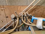 un ensemble de tuyaux raccordés à un mur