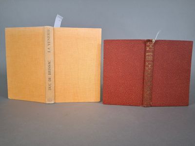 trois livres superposés sur une table