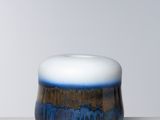 un bol blanc et bleu posé sur une table