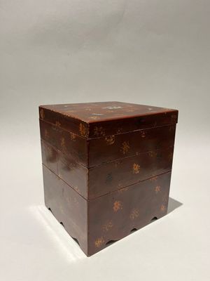 BOITES A MANGER en bois laqué à quatre compartiments, à déco…