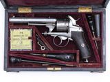 une arme à feu dans un étui contenant d'autres objets