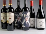 plusieurs bouteilles de vin sont alignées sur une table