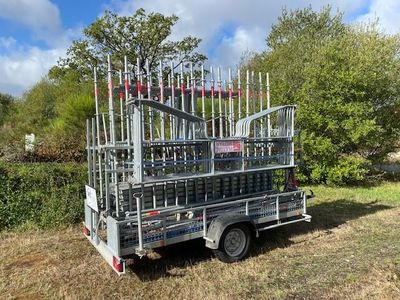 un camion avec plein de bouteilles à l'arrière