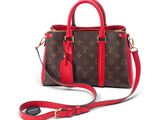 Sac à main Louis Vuitton marron et rouge sur fond blanc