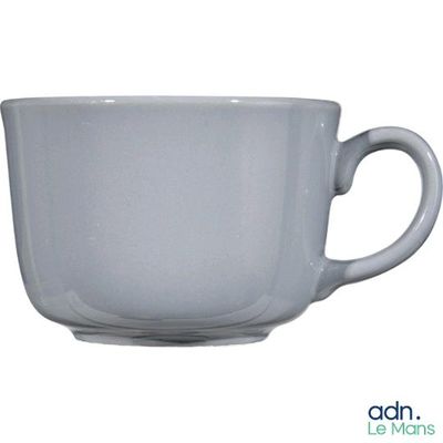 une tasse à café blanche avec une anse, sur fond blanc