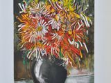 un tableau représentant des fleurs dans un vase noir posé sur une table