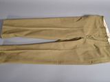 un pantalon kaki pour homme posé sur une surface blanche