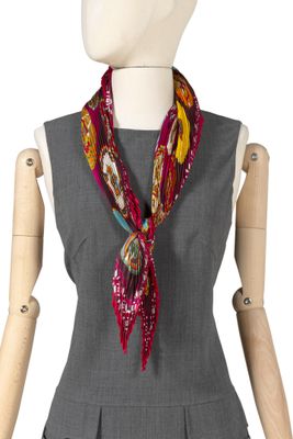 Haut sans manches gris pour femme, avec un foulard multicolore, sur une tête de mannequin