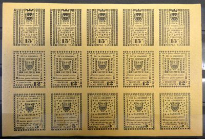 un gros plan d'un morceau de papier avec des timbres dessus