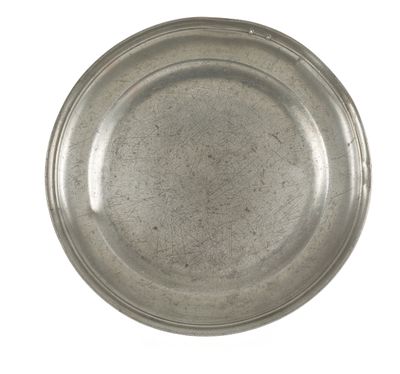 LISIEUX PLAT en étain à bord rond mouluré.