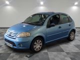 la photo d'une petite voiture bleue garée dans un garage