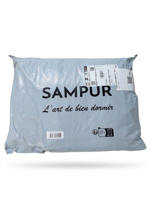 un sac de sampurr posé sur une surface blanche