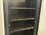 une armoire métallique avec des étagères dans une pièce