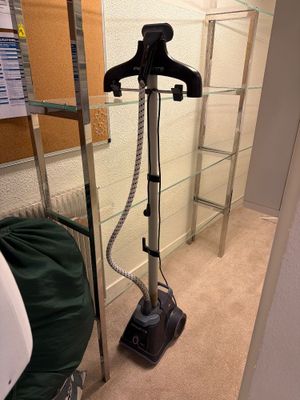 un aspirateur posé sur le sol d'une pièce