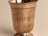 une coupe en argent posée sur une table