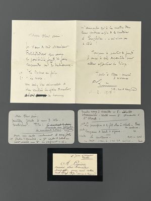 deux feuilles et un bout de papier sur lesquels il y a des inscriptions