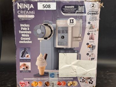une boîte contenant un cupcake et une glace