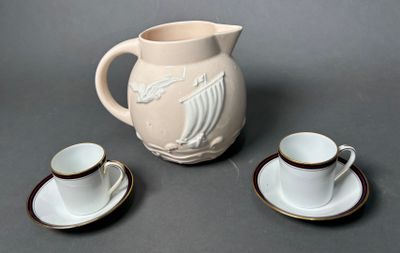 LIMOGES Deux tasses à café et leurs sous-tasses en porcelain…