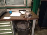 une poubelle posée sur un établi dans un garage