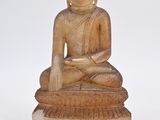 statue d'un Bouddha assis sur un rocher, sur fond blanc