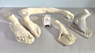cinq œuvres d'art posées sur une table