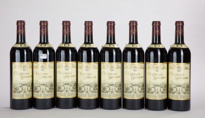 six bouteilles de vin rouge alignées
