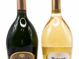 deux bouteilles de vin posées l'une à côté de l'autre sur une surface blanche