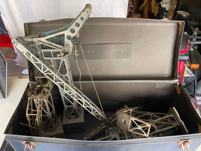 une valise contenant une grue, posée sur une table