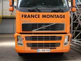 un gros camion orange garé dans un garage