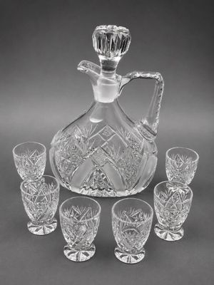 a clear glass decanter with six glasses and a decanter