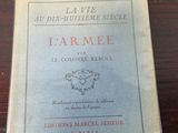un vieux livre posé sur une table en bois à côté d'une tasse de café