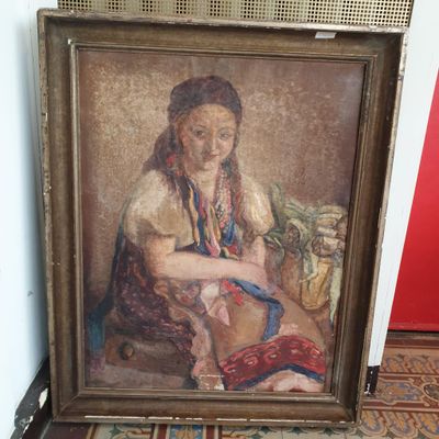 une photo d'un tableau représentant une femme assise par terre