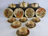 un grand nombre de tasses à thé et de soucoupes posées sur une table