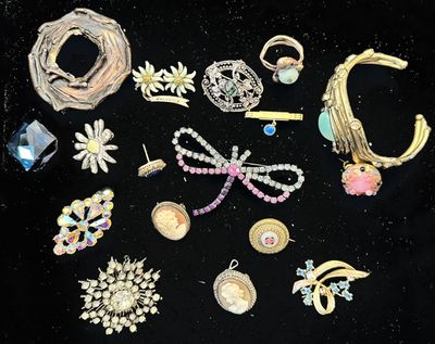 plusieurs types de bijoux différents sur une surface noire