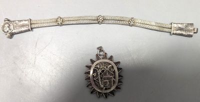 un gros plan sur un bracelet en argent et un bracelet en argent posé sur une table