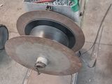 une machine posée sur le sol dans le garage