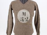 une photo d'un pull posé sur un mannequin, sur fond blanc