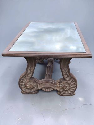 une image représentant une table sur laquelle est posé un miroir