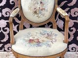 une chaise dont le dossier est orné d'un motif floral