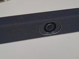 une image représentant une enceinte noire posée sur une table blanche