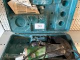 une mallette à outils verte contenant des outils