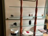 une étagère en verre sur laquelle sont posées quelques assiettes et bols