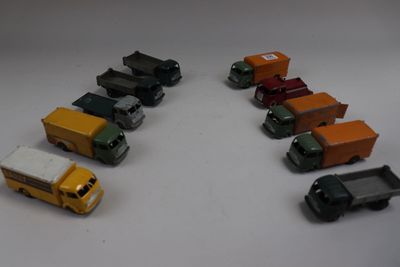 de nombreuses petites voitures et camions alignés sur une table