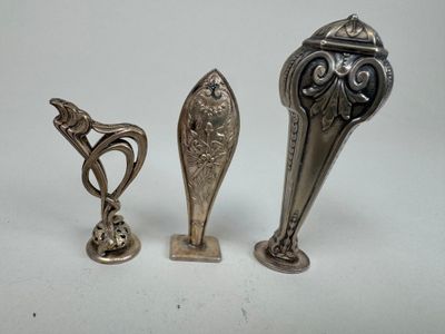 Trois sceaux à cacheter en métal argenté repoussé et ajouré … - Photo 1