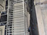 de nombreuses chaises et tables dans une pièce où il y en a beaucoup