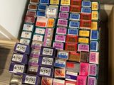 beaucoup de cartons de différentes couleurs et tailles par terre
