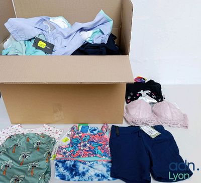 une boîte en carton remplie de vêtements et d'une paire de chaussures