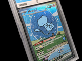 une carte à collectionner Pokémon dans un étui en plastique sur fond noir
