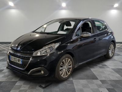 la voiture noire est garée sur un sol en damier dans le garage