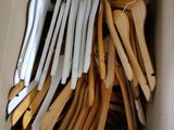 beaucoup de cintres en bois dans une boîte